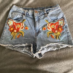 Embroidered Light wash Jean Shorts Size 6